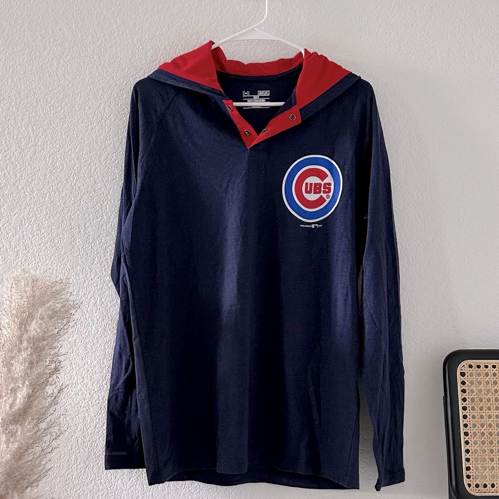 Under Armor Chicago Cubs Hooded Pullover in Women’s Medium Relaxed Fit